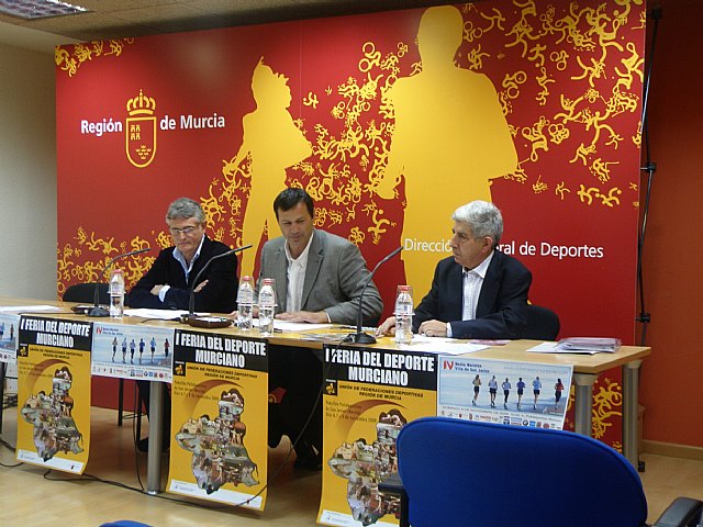 El concejal de Deportes del Ayuntamiento de San Javier, José Ángel Noguera, el director general de Deportes, Antonio Peñalver, y el presidente de la Unión de Federaciones Deportivas de la Región, Rosendo Berengüí, durante la presentación de la I Feria del Deporte Murciano, que se celebra del 6 al 8 de noviembre en San Javier, Foto 1