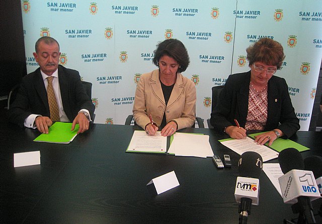 De izquierda a derecha, el director general de Patrimonio, José María Lozano, la consejera de Economía y Hacienda, Inmaculada García, y la alcaldesa de San Javier, Josefa García, durante la firma del acta por el que la Comunidad cede al Ayuntamiento una parcela de casi 4.000 metros en La Manga, Foto 1