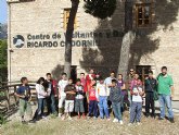 Los participantes del proyecto Integración socioeducativa de menores y jóvenes en situación o riesgo de exclusión social realizan una excursión a Sierra Espuña