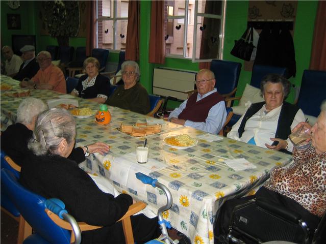 Los usuarios y profesionales del Servicio de Estancias Diurnas del Centro Municipal de Personas Mayores celebran la fiesta de Halloween, Foto 1