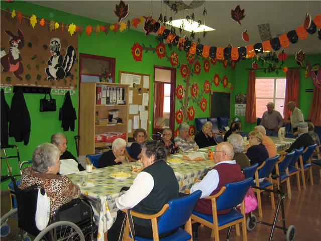 Los usuarios y profesionales del Servicio de Estancias Diurnas del Centro Municipal de Personas Mayores celebran la fiesta de Halloween, Foto 2