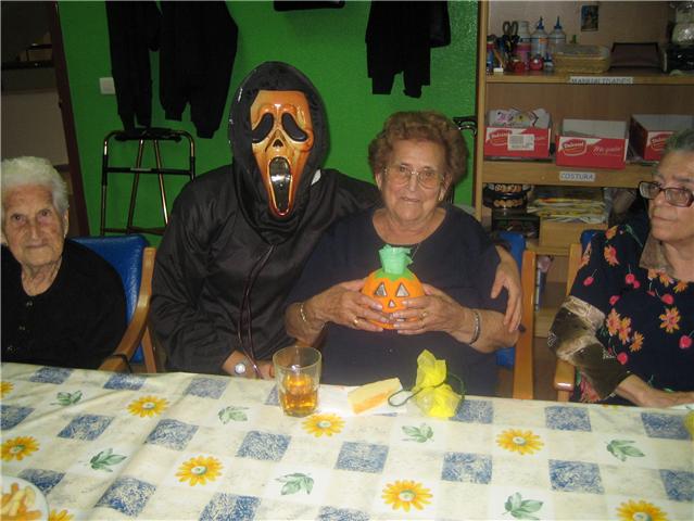 Los usuarios y profesionales del Servicio de Estancias Diurnas del Centro Municipal de Personas Mayores celebran la fiesta de Halloween, Foto 3