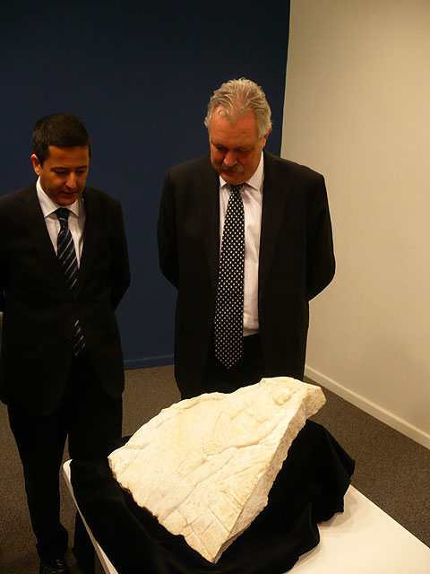 El director general de Bellas Artes y Bienes Culturales, Enrique Ujaldón (1i), presentó un sarcófago del siglo IV d.C. que representa la expulsión de Adán y Eva del Paraíso hallado en el yacimiento de Begastri. Junto a Ujaldón el alcalde de Cehegín, José Soria, Foto 2