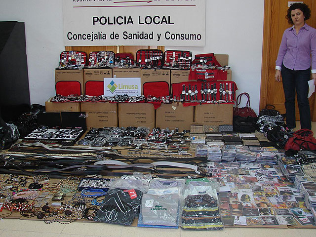 La Policía Local de Lorca destruye 1.795 artículos ilegales por valor de 32.604 euros - 1, Foto 1