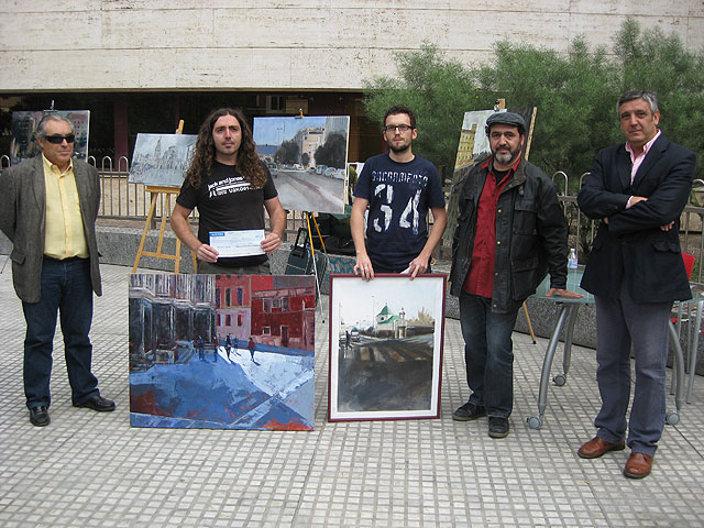 En la imagen aparecen los ganadores con sus cuadros: el primer premio corresponde a José Fernando Mellado (derecha), y el segundo es para Carlos Montero Gil (izquierda), Foto 1