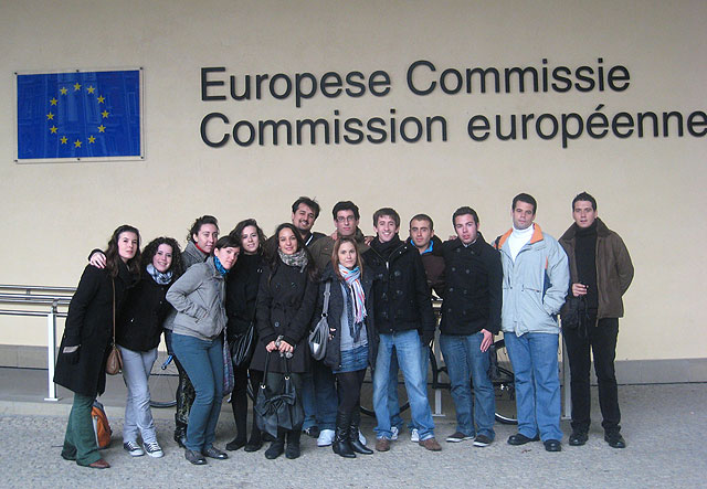Los 15 jóvenes murcianos participantes en la iniciativa ‘Debatejoven.eu’, junto a las instalaciones de la Comisión Europea, Foto 3
