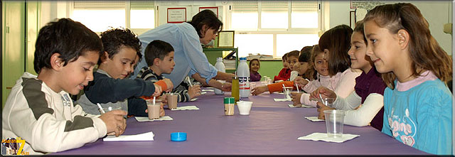 Los escolares compartieron el desayuno con sus compañeros de clase, Foto 1