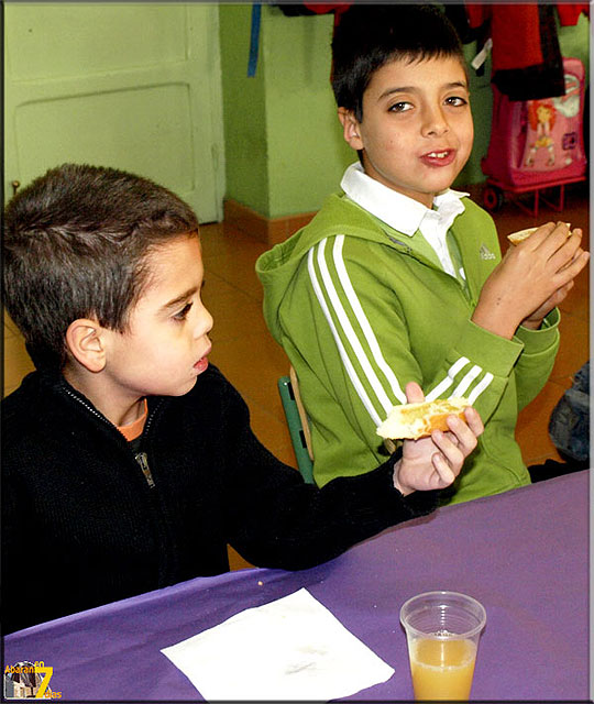 Muchos de los escolares han probado aquí, por primera vez, el aceite de oliva sobre una tostada de pan caliente, Foto 3