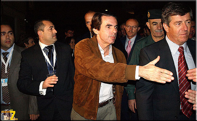 El ex presidente rompió el protocolo para acercarse y saludar a muchas de las personas que aguardaban su llegada, Foto 2