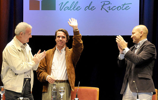 Aznar junto al presidente Valcárcel y el secretario general de la Fundación para el Análisis de los Estudios Sociales (FAES). Foto Piti, Foto 3
