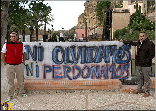 Dos dirigentes de Izquierda Unida junto a una de las pancartas deplegadas en el Parque de Las Norias, Foto 4