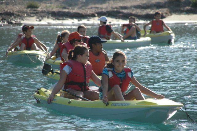 Un total de 35 alumnos del colegio Reina Sofía de Totana participan en el programa de actividades deportivas y recreativas en contacto con el mar, Foto 1