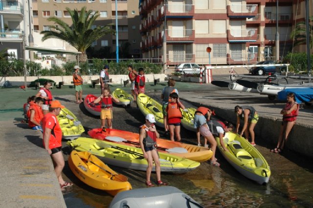 Un total de 35 alumnos del colegio Reina Sofía de Totana participan en el programa de actividades deportivas y recreativas en contacto con el mar, Foto 2