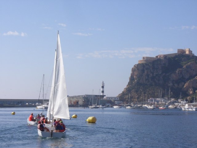 Un total de 35 alumnos del colegio Reina Sofía de Totana participan en el programa de actividades deportivas y recreativas en contacto con el mar, Foto 3