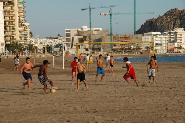 Un total de 35 alumnos del colegio Reina Sofía de Totana participan en el programa de actividades deportivas y recreativas en contacto con el mar, Foto 4
