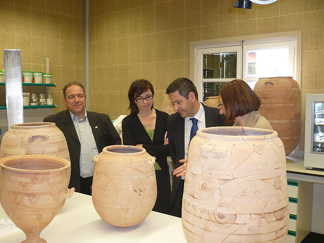 De izquierda a derecha: El director del Museo Arqueológico de Murcia, Luis de Miquel; la restauradora, Violante Rodríguez; el director general de Bellas Artes y Bienes Culturales, Enrique Ujaldón, y la directora del Museo de Arte Ibérico 'El Cigarralejo', Virginia Page, Foto 1