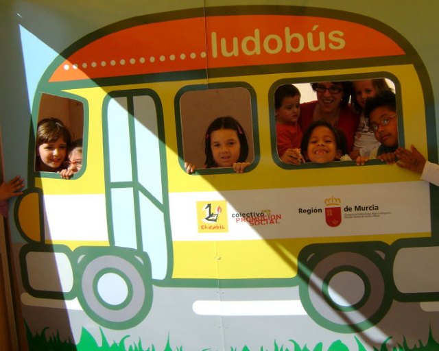 Proyecto: “El Ludobús: acercamiento del juego educativo a barrios y pedanías de Totana”, Foto 3