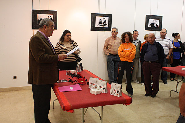 El pasado viernes, 6 de noviembre, se presentó en la Sala de Exposiciones de Cajamurcia el calendario solidario realizado por la Asociación Prometeo - 2, Foto 2