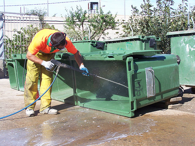Limpieza y Medio Ambiente activa un dispositivo especial de mantenimiento, reparación y conservación de contenedores - 1, Foto 1