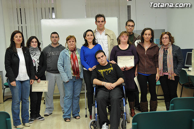 Entregan sus diplomas a 20 jvenes en situacin de desempleo que han participado en un curso impartido por MIFITO - 12