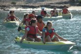 Un total de 35 alumnos del colegio Reina Sofa de Totana participan en el programa de actividades deportivas y recreativas en contacto con el mar