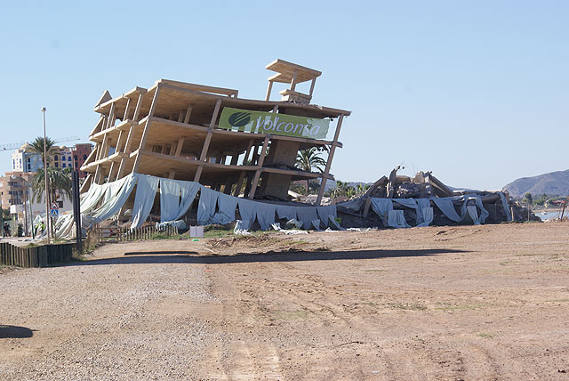 En primer término, a la izquierda, el edificio objeto de la actuación en Playa Honda (Cartagena), Foto 1