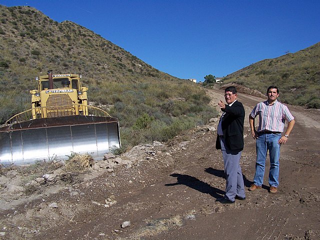 El alcalde y el concejal de Agricultura visitan las obras de asfaltado de varios caminos rurales - 1, Foto 1