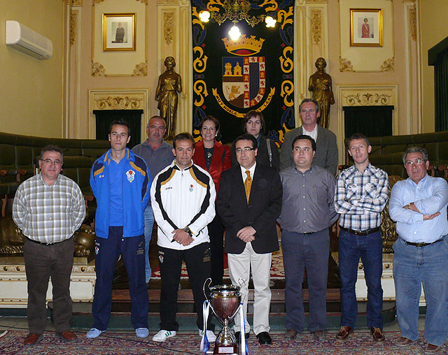 El Jumilla C.F. ofreció, en un sencillo acto, la Copa Federación al Ayuntamiento de la ciudad - 1, Foto 1