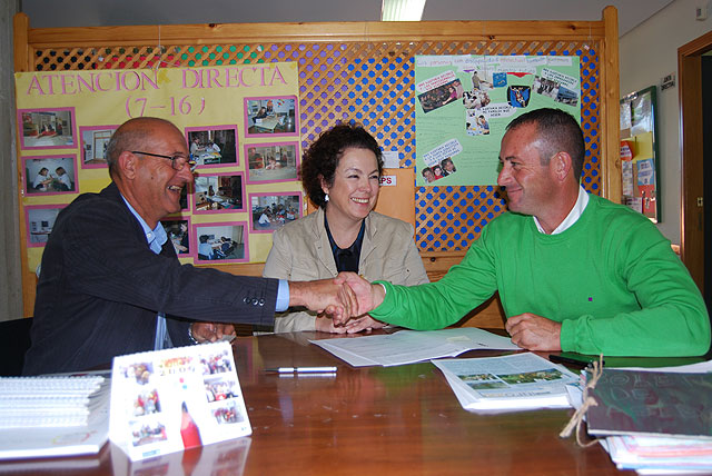 El Ayuntamiento de Fuente Álamo entrega un cheque por valor de 1.500 euros a Assido - 1, Foto 1