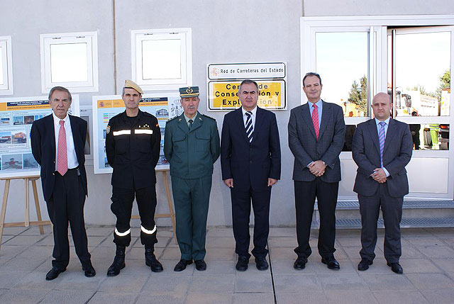 De izquierda a derecha:  Juan Lorente (jefe de la unidad de Protección Civil  de la Delegación del Gobierno),  Francisco González (capitán de la Unidad Militar de Emergencias),  Benjamín Martín (coronel jefe de la 5ª Zona de la Guardia Civil),  Rafael González Tovar (delegado del Gobierno),  Angel  García Garay (jefe de la Demarcación de Carreteras del Estado en Murcia) y Fernando Belda (delegado en Murcia de la Agencia Estatal de Meteorología), Foto 2
