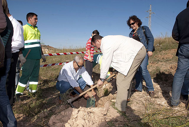 Voluntarios plantan 1.000 arboles en Alumbres con la campaña Ven y Siembra Vida - 1, Foto 1
