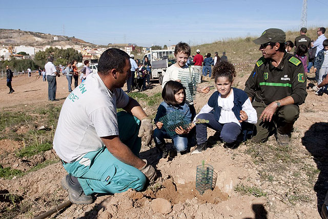 Voluntarios plantan 1.000 arboles en Alumbres con la campaña Ven y Siembra Vida - 3, Foto 3