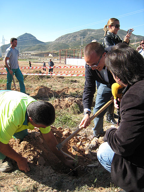 El director general Francisco José Espejo, azada en mano, plantando un pino, Foto 1