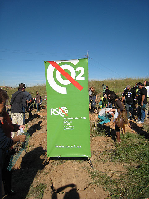 Un cartel informa a los participantes en la actividad sobre la iniciativa RSCO2, Foto 2