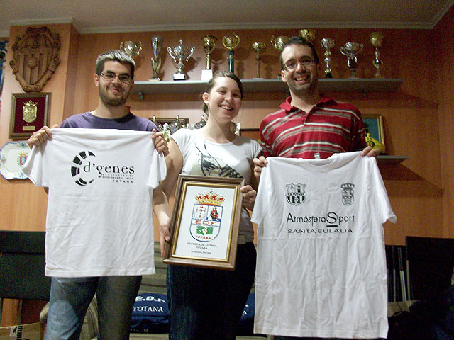 La Escuela Municipal de Fútbol de Totana cuenta con una nueva equipación con el logotipo de D´Genes para sus sesiones de entrenamiento, Foto 1