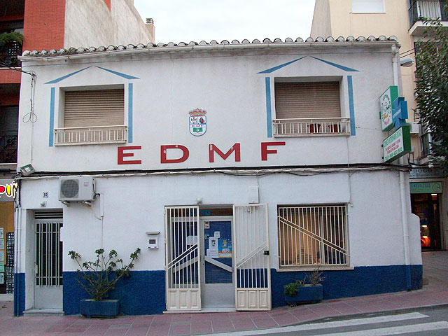 La Escuela Municipal de Fútbol de Totana cuenta con una nueva equipación con el logotipo de D´Genes para sus sesiones de entrenamiento, Foto 3