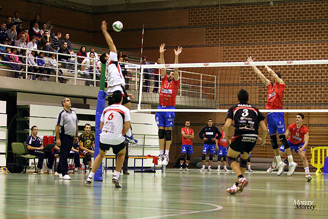 El CV Caravaca A&ntilde;o Santo 2010 vence y convence ante su afición - 4