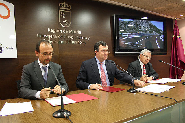 El consejero de Obras Públicas y Ordenación del Territorio, José Ballesta (centro), el consejero de Universidades, Empresa e Investigación, Salvador Marín (izquierda), y el rector de la Universidad de Murcia, José Antonio Cobacho (derecha), durante la presentación de la Tarjeta Única, Foto 1
