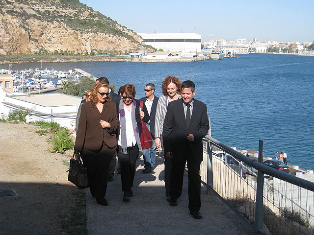 La directora general de Turismo, Marina García; la alcaldesa de Cartagena, Pilar Barreiro; la gerente del Consorcio Turístico Cartagena Puerto de Culturas, Agustina Martínez, y el director general de Bellas Artes y Bienes Culturales, Enrique Ujaldón, durante la visita al Fuerte de Navidad de Cartagena, Foto 1