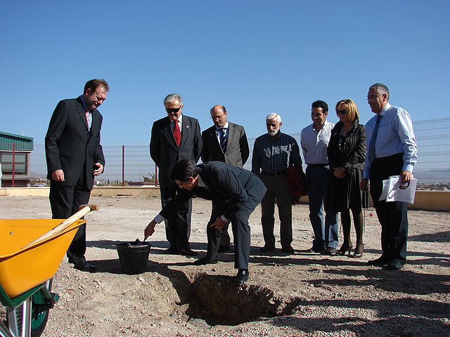 Constantino Sotoca y Francisco Jódar ponen la primera piedra de las obras con las que se duplicará el vivero de empresas de La Torrecilla - 1, Foto 1
