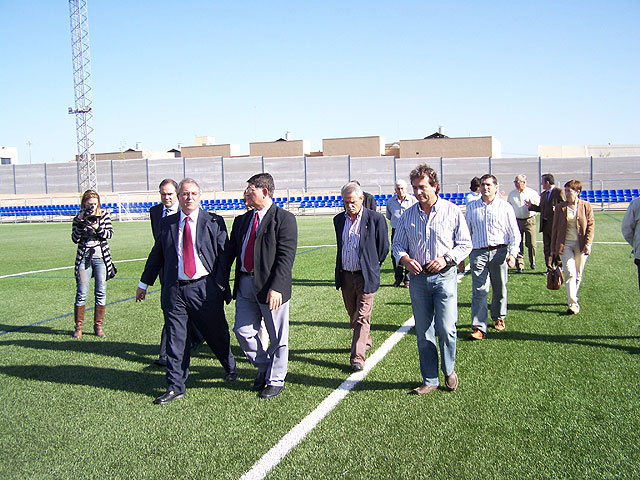 El Alcalde de Águilas y el Secretario de la Delegación del Gobierno en Murcia visitan las instalaciones del campo de fútbol «Hermanos Buitrago» - 1, Foto 1