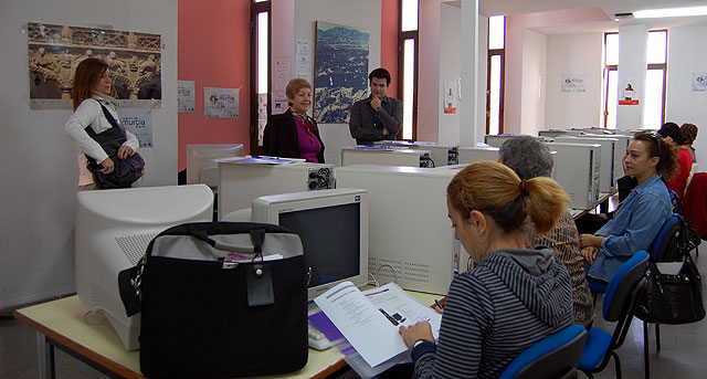 Las alguaceñas se familiarizan con la Informática - 1, Foto 1