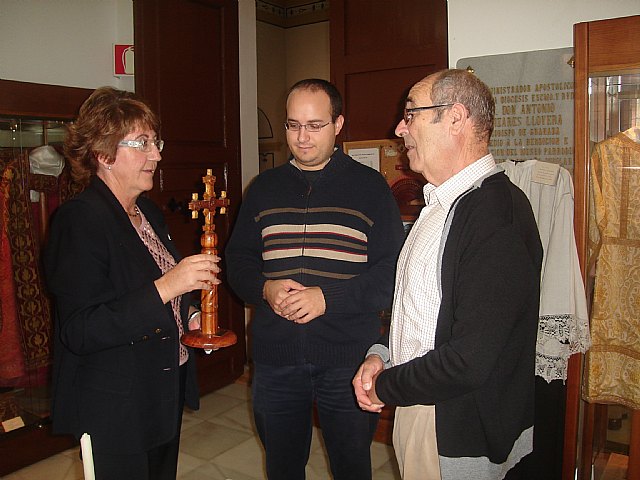 El ayuntamiento dona una cruz tallada en San Xavier, Bolivia, al museo parroquial de San Javier - 1, Foto 1