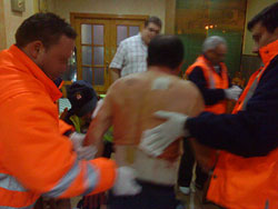 Pese a lo aparatoso de las heridas, la vida del agredido no corre peligro*. ( *Imágenes tomadas con un teléfono móvil). , Foto 2