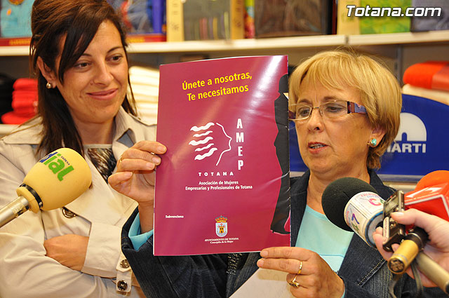 La Asociacin de Mujeres Empresarias y Profesionales de Totana presenta un calendario “anti-crisis” - 2