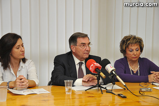 El Defensor del Pueblo vista la “Asociación de Amas de Casa, Usuarios y Consumidores Las Tres Avemarías”, Foto 1