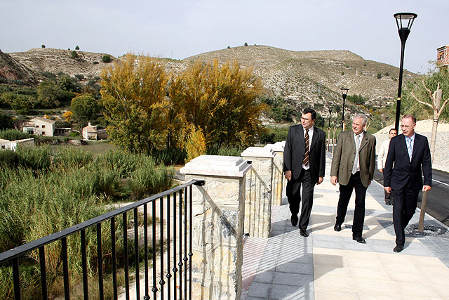 El consejero de Obras Públicas y Ordenación del Territorio, José Ballesta, acompañado del alcalde de Cehegín, José Soria, en la inauguración de la ronda del casco antiguo que da acceso directo a este Conjunto de Interés Histórico-Artístico, Foto 1