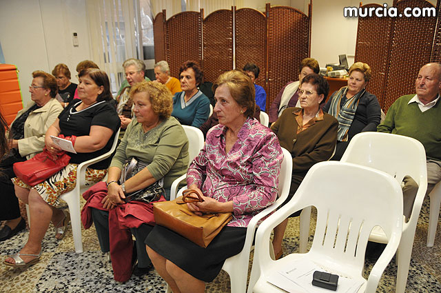 El Defensor del Pueblo vista la “Asociacin de Amas de Casa, Usuarios y Consumidores Las Tres Avemaras” - 2