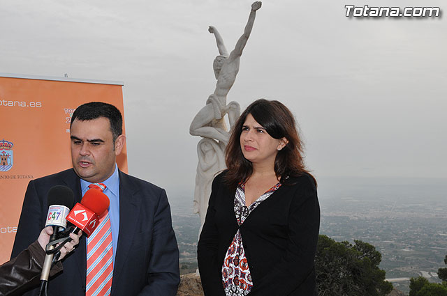 La Concejalía de Turismo edita un folleto informativo para promocionar el Vía Crucis del santuario de Santa Eulalia de Mérida, Foto 1