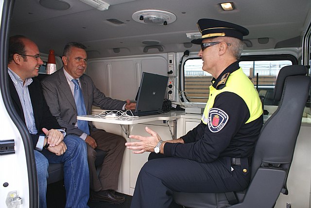 El director general de Administración Local, Relaciones Institucionales y Acción Exterior, Juan Antonio Morales, el alcalde de Puerto Lumbreras, Pedro Antonio Sánchez, y el sargentó Andrés Lledó, en el nuevo furgón de atestados para la Policía Local del municipio., Foto 1